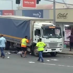 carreta desgovernada invade lojas em Goiânia