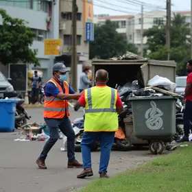 agressão coletores de lixo Goiânia
